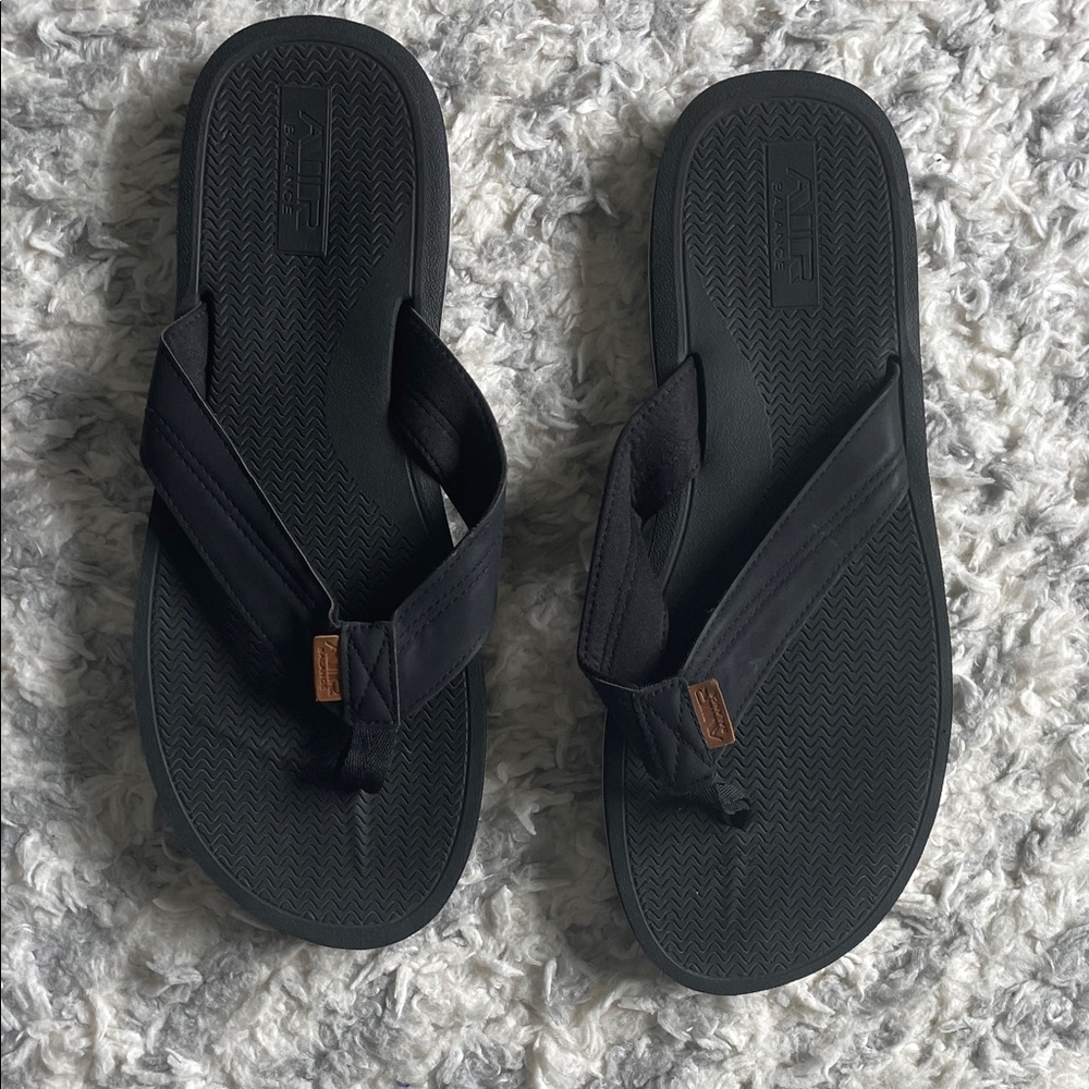 NWOT Men's Black Flip Flops